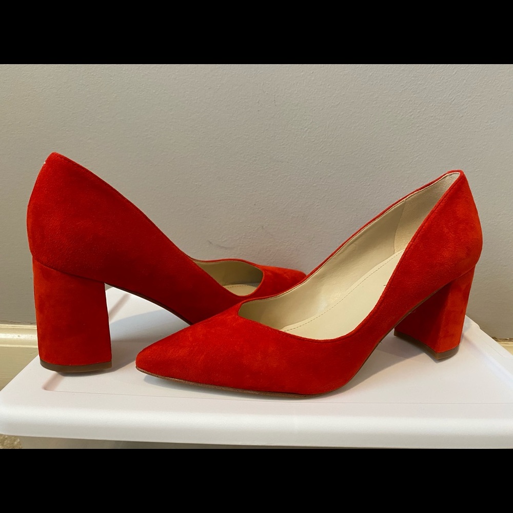 Never worn! Gorgeous Marc Fisher Suede Pumps